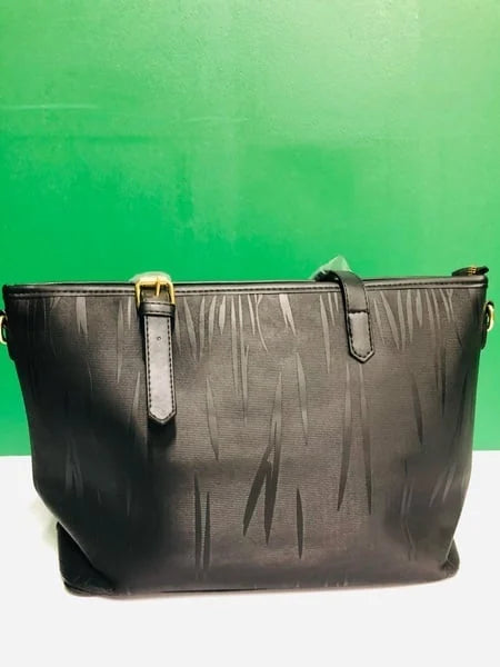 Spacious Handbag – Elegance Meets Practicality