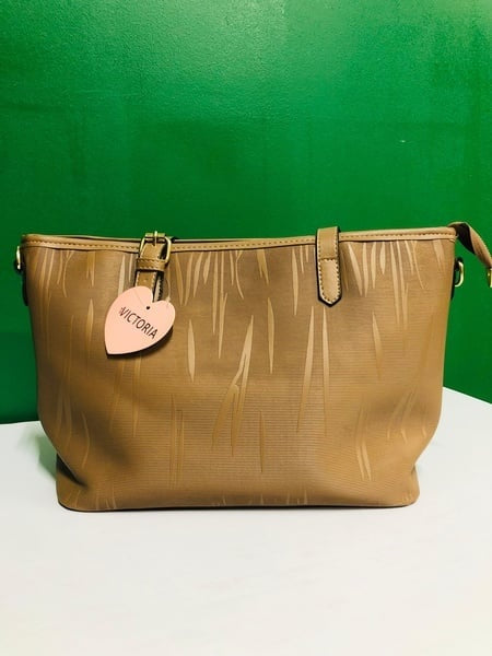 Spacious Handbag – Elegance Meets Practicality