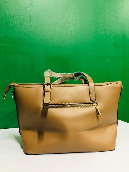 Spacious Handbag – Elegance Meets Practicality